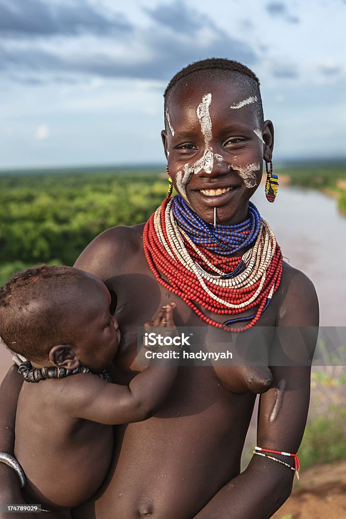 Stamm der Karo-Frau mit baby in Äthiopien - Lizenzfrei Afrikanischer Abstammung Stock-Foto