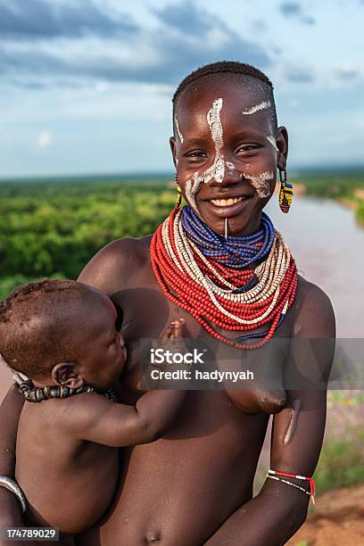 Stamm Der Karofrau Mit Baby In Äthiopien Stockfoto und mehr Bilder von Afrikanischer Abstammung - Afrikanischer Abstammung, Bemaltes Gesicht, Kind