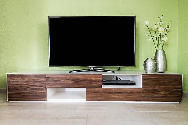 moderne salle de séjour avec télévision 55 pouces et des accessoires - man made structure high definition television domestic room living room photos et images de collection