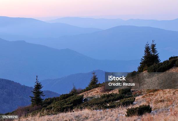 Paisagem De Montanha No Crepúsculo - Fotografias de stock e mais imagens de Ajardinado - Ajardinado, Amanhecer, Anoitecer