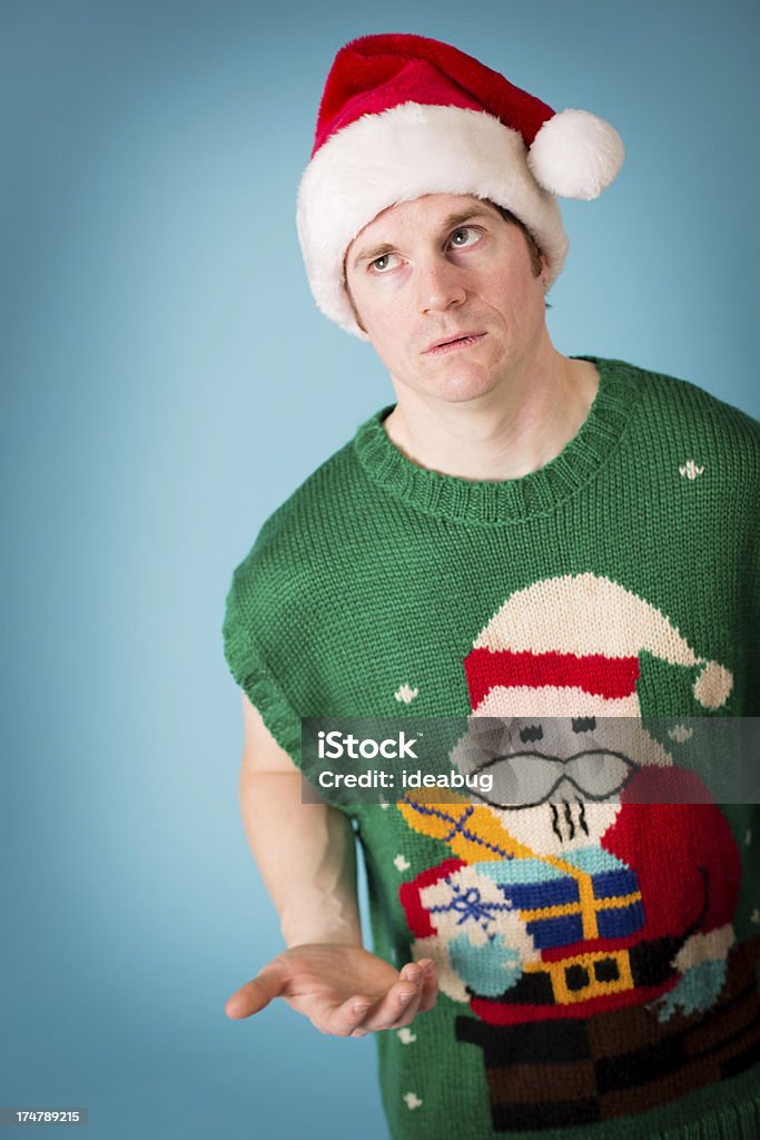 Persino uomo indossando Santa Cappello Natale e il brutto Gilet - Foto stock royalty-free di 30-34 anni