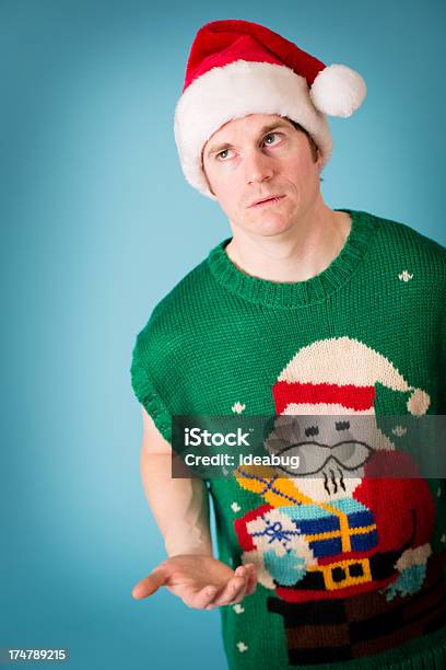 Vamos Homem Com Santa Chapéu E Feio Camisola De Natal - Fotografias de stock e mais imagens de 30-34 Anos