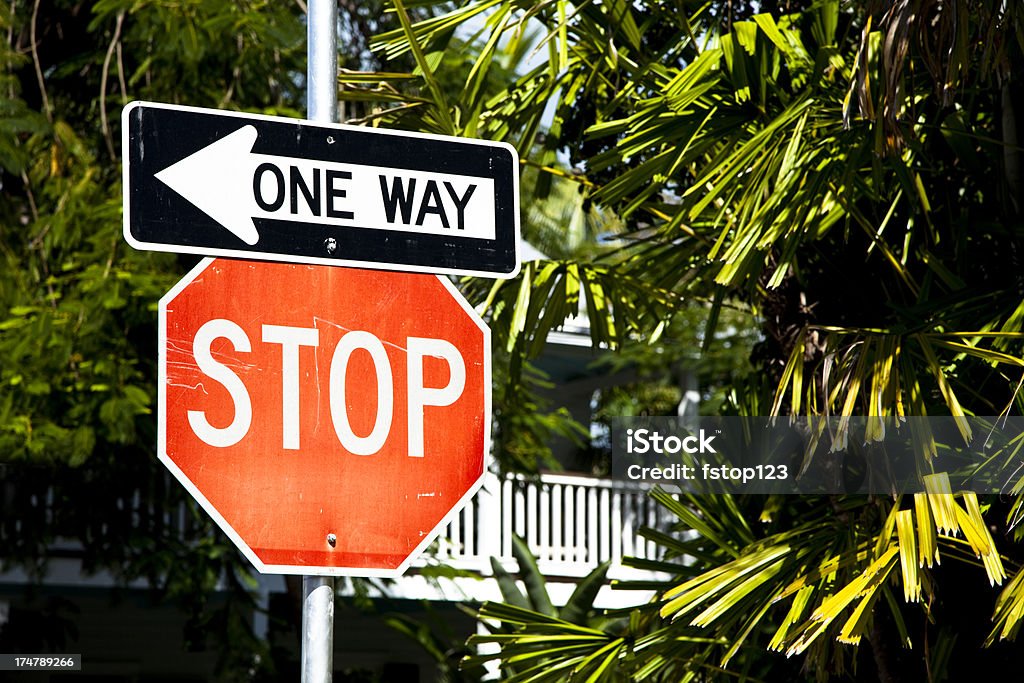 Red placa de parada obrigatória e uma maneira de orientação na postagem - Foto de stock de Acabando royalty-free