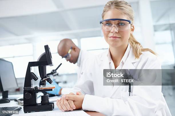 La Ciencia No Está Foto de stock y más banco de imágenes de Afrodescendiente - Afrodescendiente, Bata de Laboratorio, Gafas protectoras