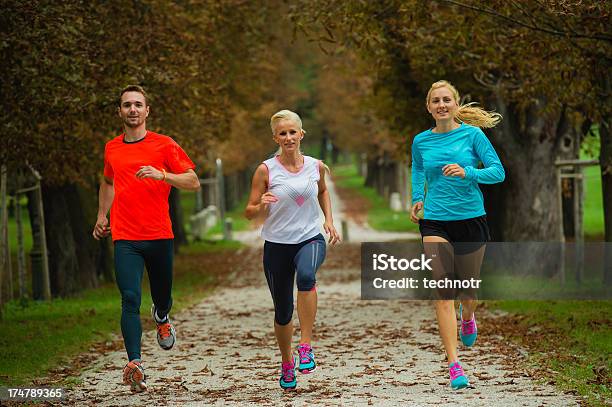 Três Atletas Jogging No Parque - Fotografias de stock e mais imagens de 20-24 Anos - 20-24 Anos, Adulto, Amarelo