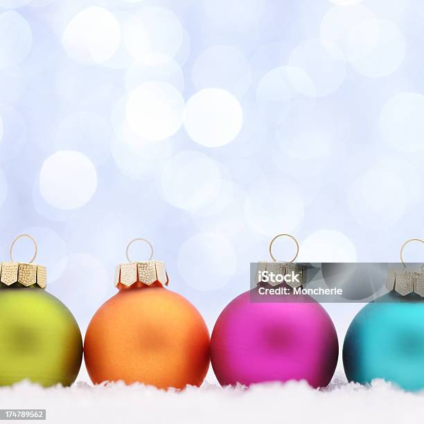 Palle Di Natale Colorato Con Spazio Copia - Fotografie stock e altre immagini di Arredamento - Arredamento, Basso contrasto, Bianco