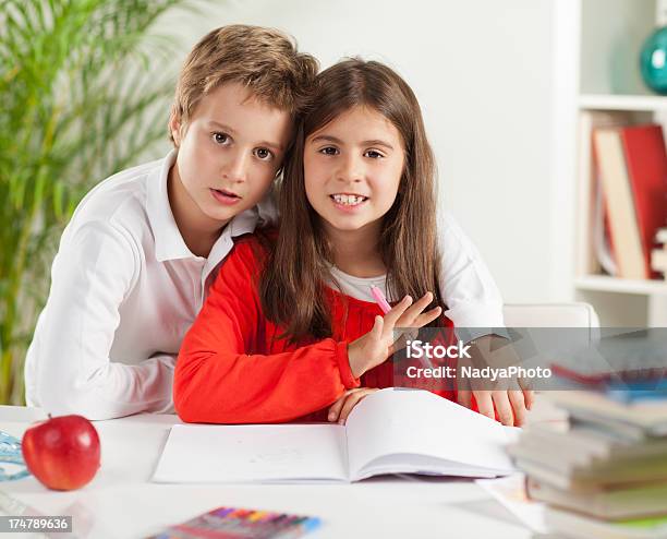 Foto de Fazendo Lição De Casa e mais fotos de stock de 10-11 Anos - 10-11 Anos, 8-9 Anos, Aluna