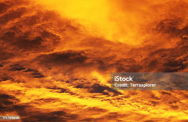 Foto de Céu De Fogo e mais fotos de stock de Abstrato - Abstrato, Amarelo, Ambiente dramático