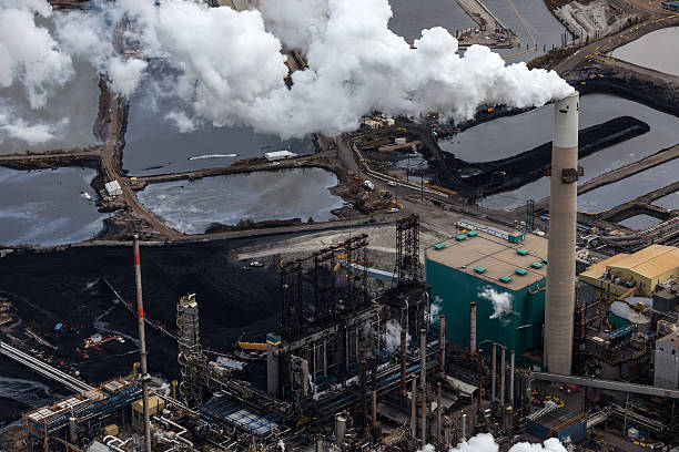 a refinaria de petróleo, foto aérea - alberta gas refinery tarsands oilsands - fotografias e filmes do acervo