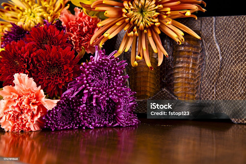 Fiori freschi mamme, carnations, con elaborati casella sul tavolo - Foto stock royalty-free di Arancione