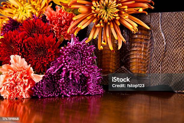 Fiori Freschi Mamme Carnations Con Elaborati Casella Sul Tavolo - Fotografie stock e altre immagini di Arancione