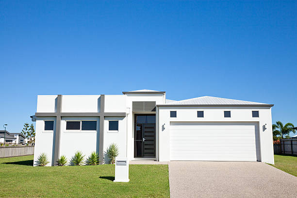 famiglia moderna casa davanti con cielo azzurro copyspace - clear sky residential district house sky foto e immagini stock