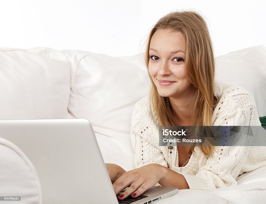 Jovem mulher no sofá com o portátil - Royalty-free 20-29 Anos Foto de stock