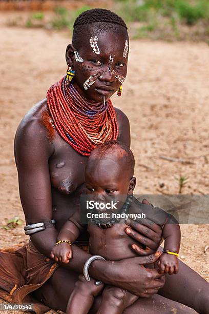 Tribu Karo Mujer Agarrando Su Bebé Etiopía África Foto de stock y más banco de imágenes de Adolescente