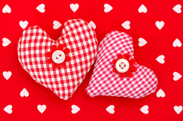 coração em forma de almofadas - cushion pillow heart shape multi colored imagens e fotografias de stock