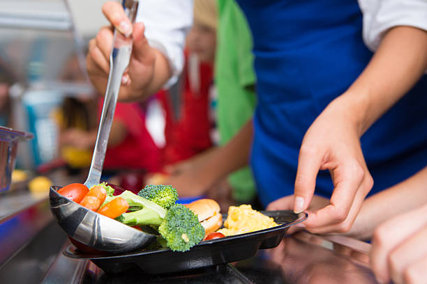 primer plano de verduras se sirven almuerzo en la escuela de dos líneas - comedor fotografías e imágenes de stock