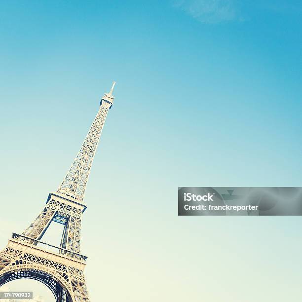 Tour Eiffel Nel Cielo Blu - Fotografie stock e altre immagini di Ambientazione esterna - Ambientazione esterna, Arancione, Architettura