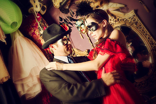 coppia di preparazione per il ballo in maschera - carnival mask women party foto e immagini stock