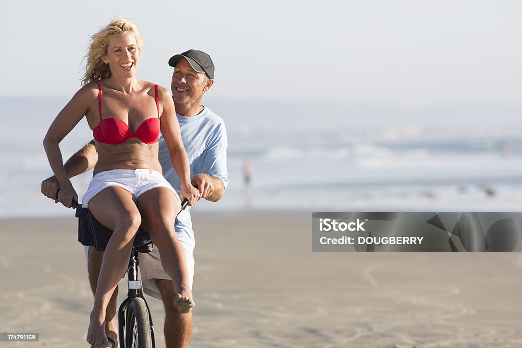 Mann und Frau auf einem Fahrrad - Lizenzfrei Älteres Paar Stock-Foto