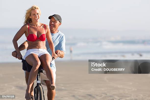 Mann Und Frau Auf Einem Fahrrad Stockfoto und mehr Bilder von Älteres Paar - Älteres Paar, Lenker, Radfahren