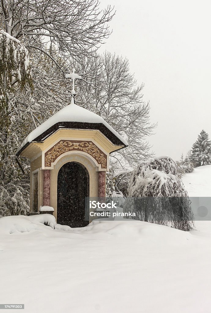 Petite chapelle recouvert de neige - Photo de Arbre libre de droits