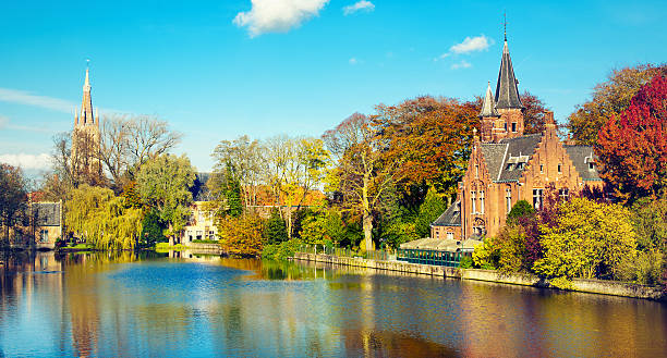 minnewater house, em bruges, bélgica - bruges cityscape europe autumn - fotografias e filmes do acervo