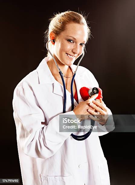 Playfully 웃는 여자 담담의 수표 발렌타인 심장 청진기 20-29세에 대한 스톡 사진 및 기타 이미지 - 20-29세, 간호사, 개념