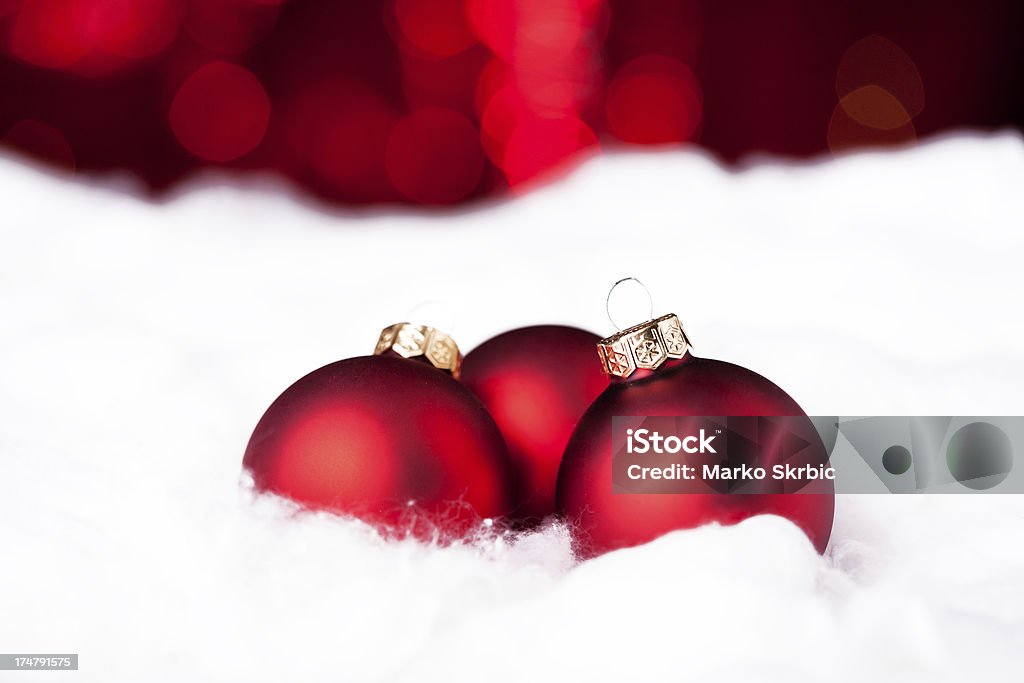 Красный Рождество мяч на снегу - Стоковые фото Ёлочные игрушки роялти-фри