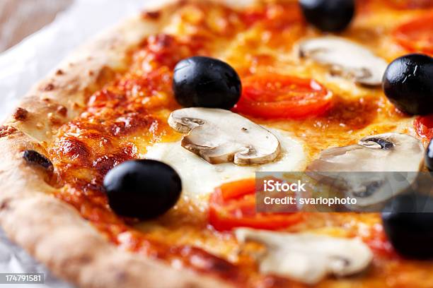 Pizza Com Cogumelos E Azeitonas - Fotografias de stock e mais imagens de Pizza - Pizza, Quatro Estações, Alimentação Não-saudável