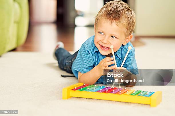 Little Boy Y Xilófono Foto de stock y más banco de imágenes de Niño - Niño, Xilófono, 2-3 años