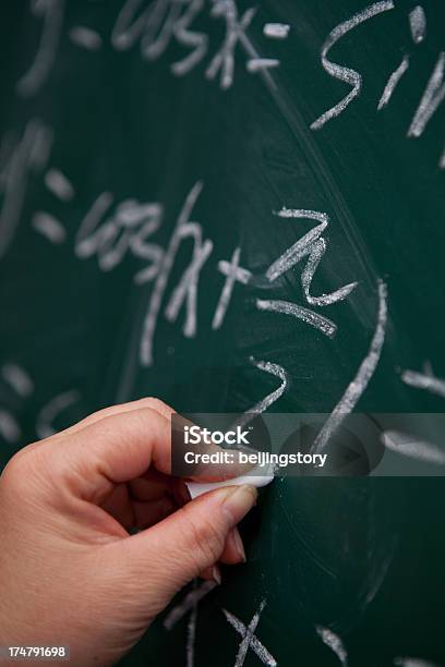 Person Schreiben Auf Tafel Mathematische Gleichung Stockfoto und mehr Bilder von Dozenten - Dozenten, Mathematik, Mathematisches Symbol