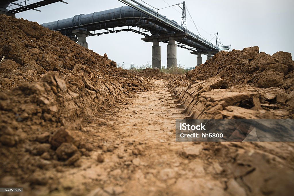 Canal de óleo e Dirt Road - Foto de stock de Abastecer royalty-free