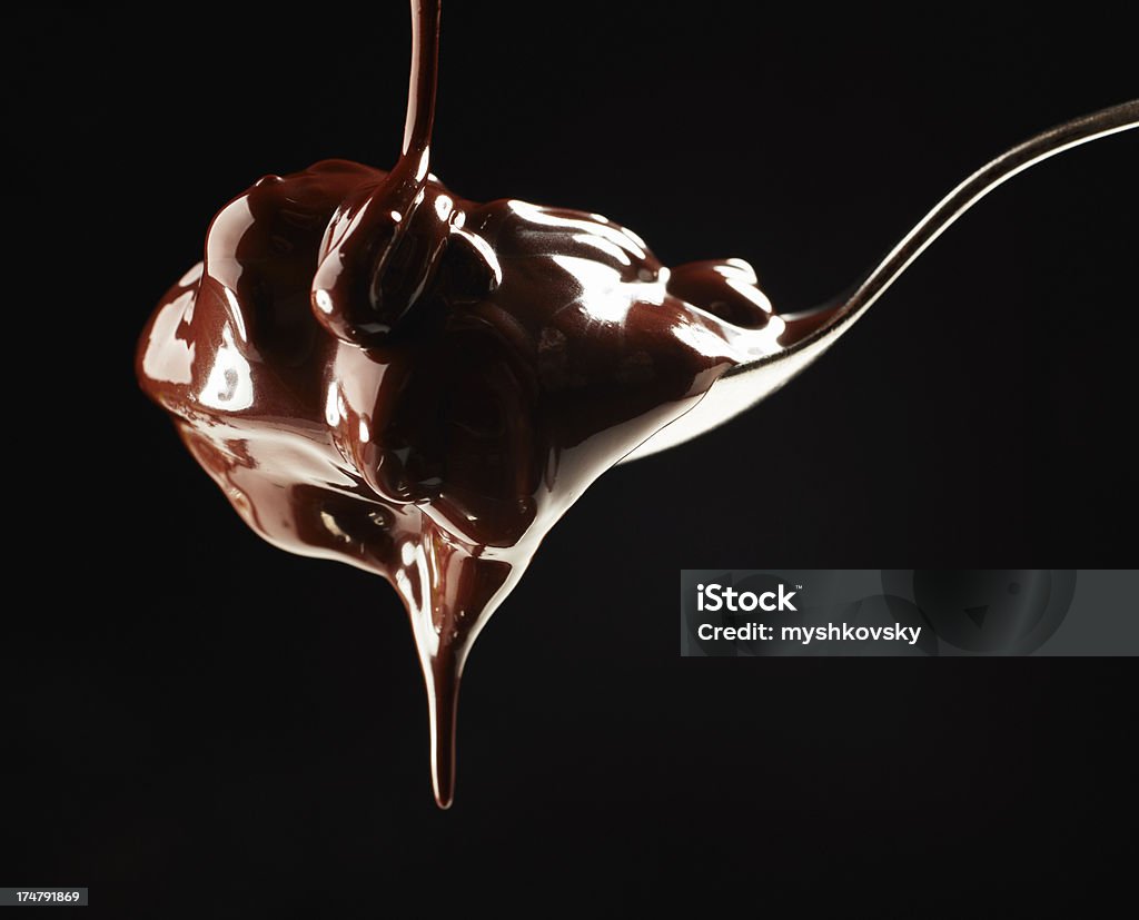 Cioccolata calda su cucchiaio. - Foto stock royalty-free di Cioccolata calda
