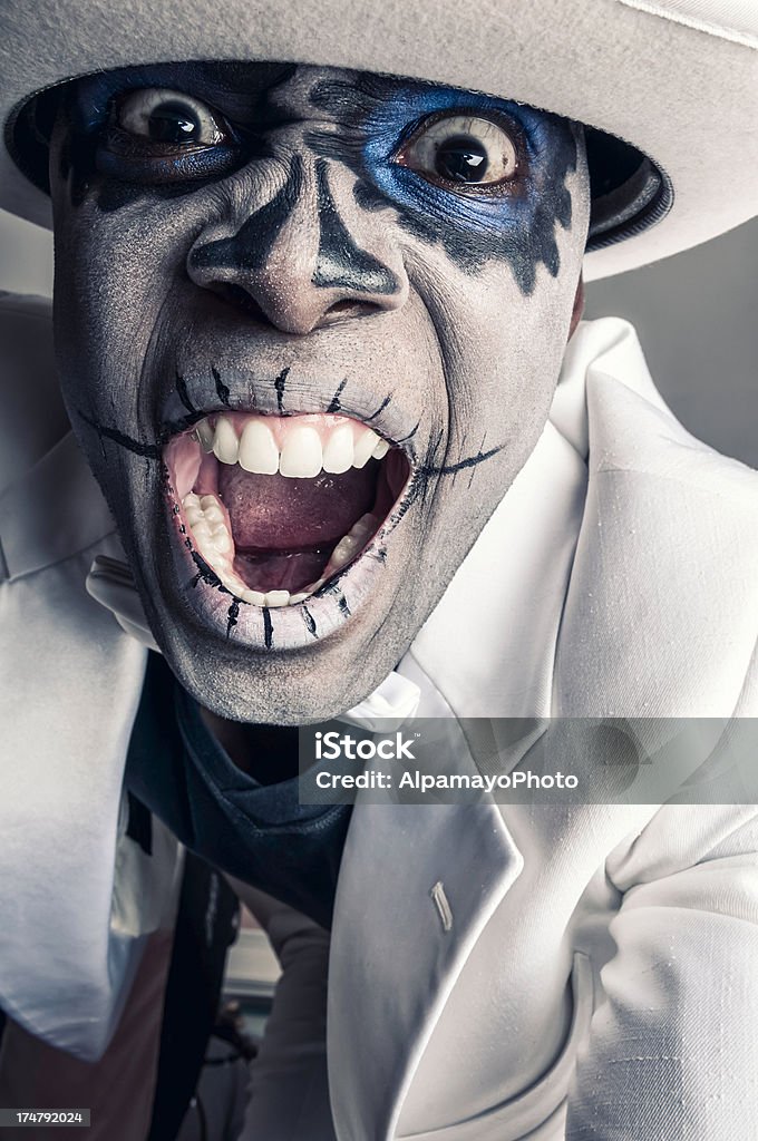 Homem negro com maquiagem de crânio de açúcar em seu rosto (IV) - Foto de stock de Adulto royalty-free