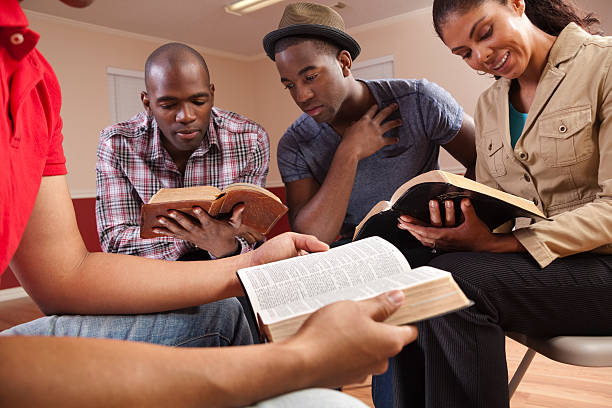 multi étnico de jovens adultos em uma bíblia de leitura. igreja. grupo. - study bible group of people talking - fotografias e filmes do acervo