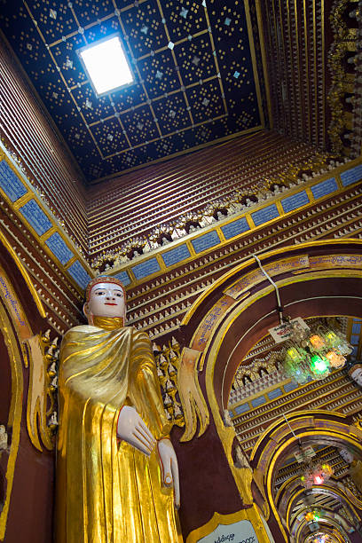 статуи будды в thanboddhay pagoda (monywa, мьянма) - thanboddhay paya famous place architecture indoors стоковые фото и изображения