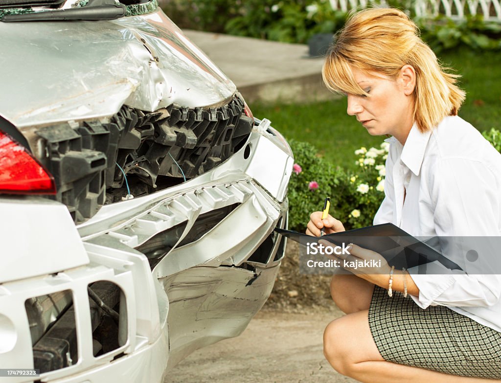 Ajustador de seguros que en dañado automóvil - Foto de stock de Choque libre de derechos