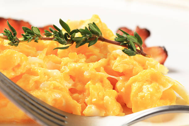 яичница-болтунья и жареный бекон - fork plate isolated scrambled eggs стоковые фото и изображения
