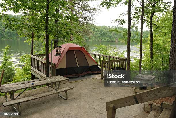 텐트 At Campsite By 강 피크닉 테이블에 대한 스톡 사진 및 기타 이미지 - 피크닉 테이블, 0명, 강