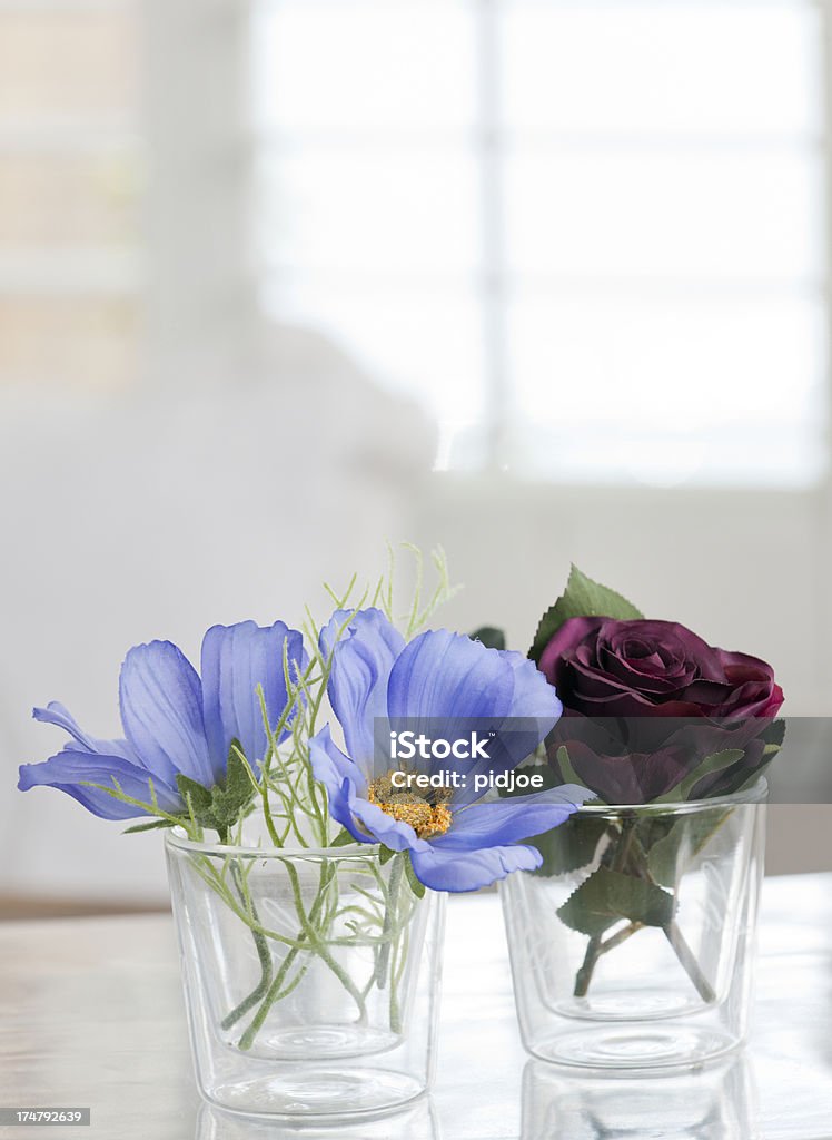 Composizione di fiori sul tavolo - Foto stock royalty-free di Ambientazione interna