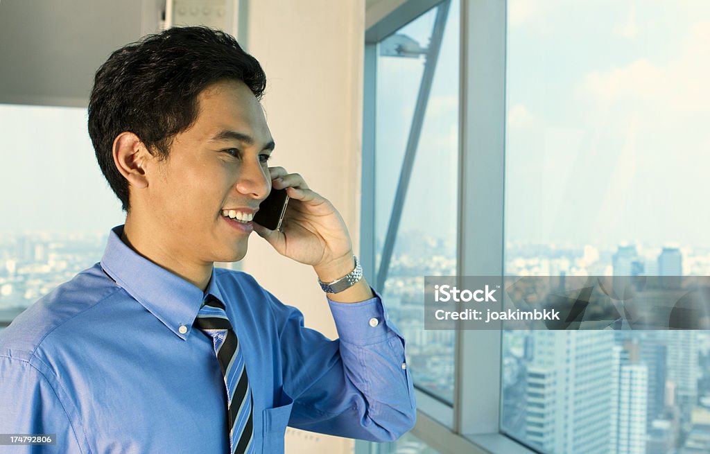 Young Asian businessman en el teléfono - Foto de stock de 20 a 29 años libre de derechos