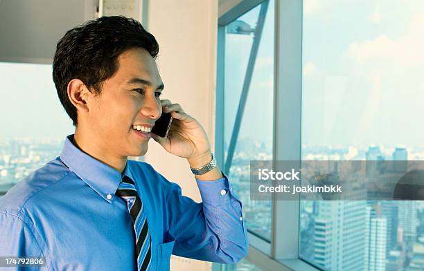 Young Asian Businessman En El Teléfono Foto de stock y más banco de imágenes de 20 a 29 años - 20 a 29 años, Actitud, Adulto