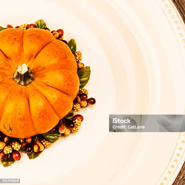 Tableware En Los Colores Del Otoño Con Calabaza Foto de stock y más banco de imágenes de Alimento - Alimento, Arreglo, Arriba de