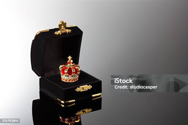 ゴールドの王冠とジュエル - 王冠のストックフォトや画像を多数ご用意 - 王冠, 王室, カットアウト