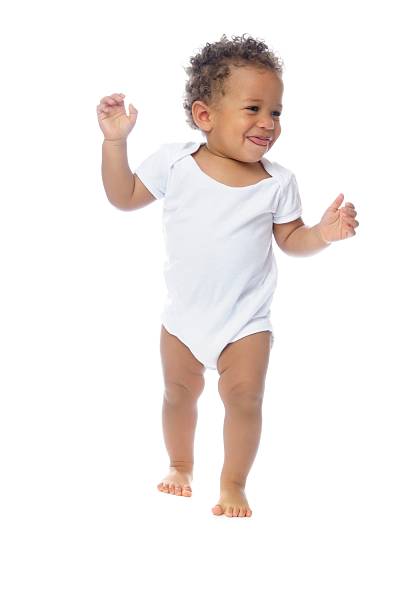 vista frontale di un bambino felice a piedi isolato su bianco - baby1 foto e immagini stock