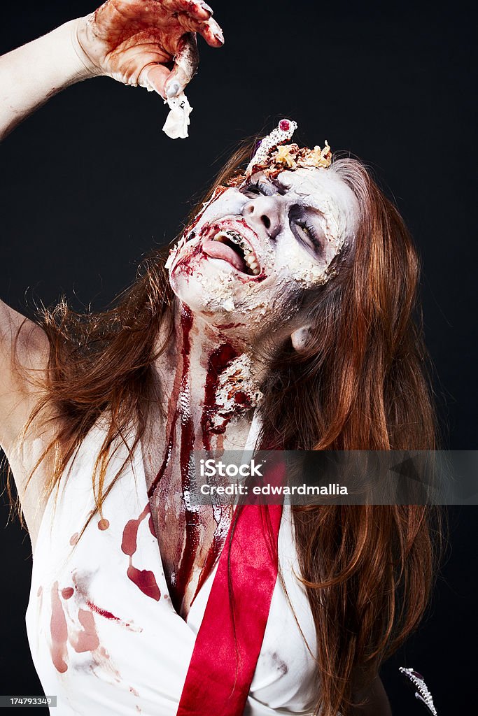 Zombie Beauty Queen comer de la piel - Foto de stock de Alimentos con una mordida libre de derechos