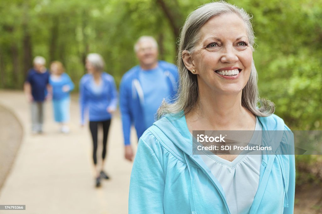 행복함 선임 걷는 여성 피트니스 모둠을 at park) - 로열티 �프리 건강한 생활방식 스톡 사진