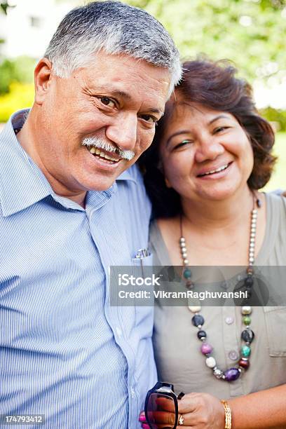 Happy Mature India Asiática Activo Pareja Retratos Al Aire Libre Foto de stock y más banco de imágenes de Pareja mayor