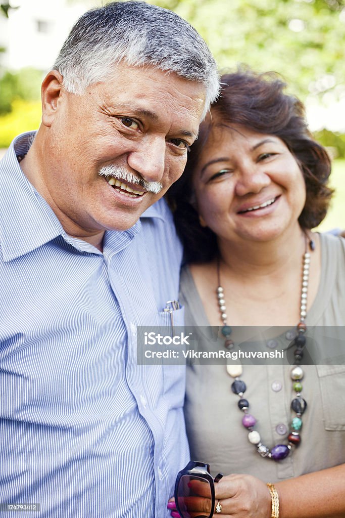 Счастливый зрелые азиатские Индийский активные пара на открытом воздухе Портрет - Стоковые фото Пожилая пара роялти-фри