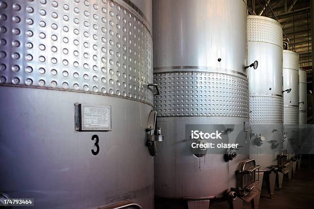 Vino In Cantina Barrells In Metallo - Fotografie stock e altre immagini di Alchol - Alchol, Alcolismo, Ambientazione interna